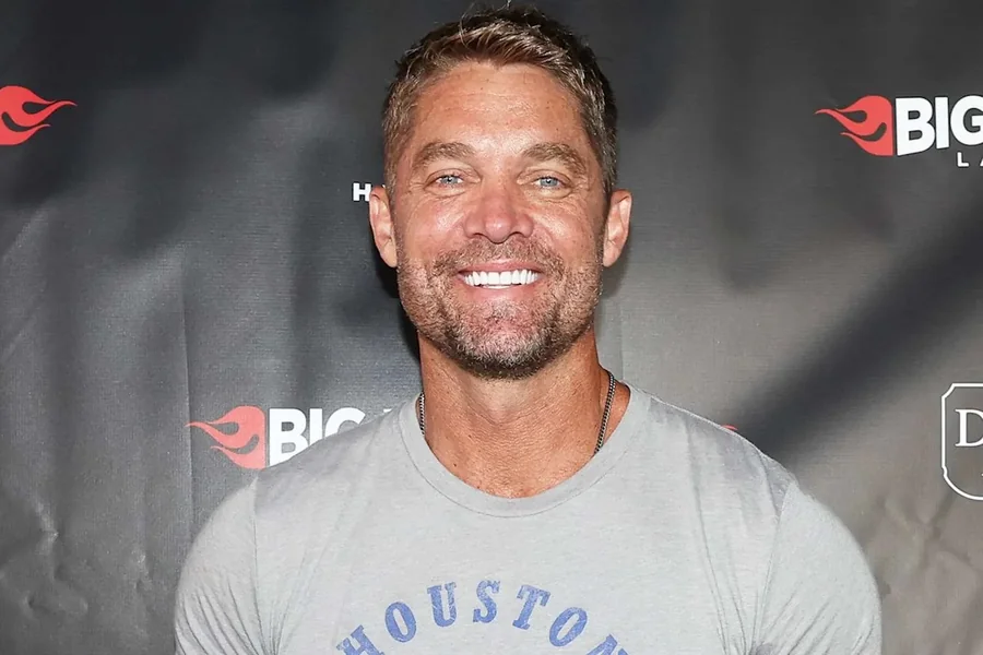 Brett Young Height